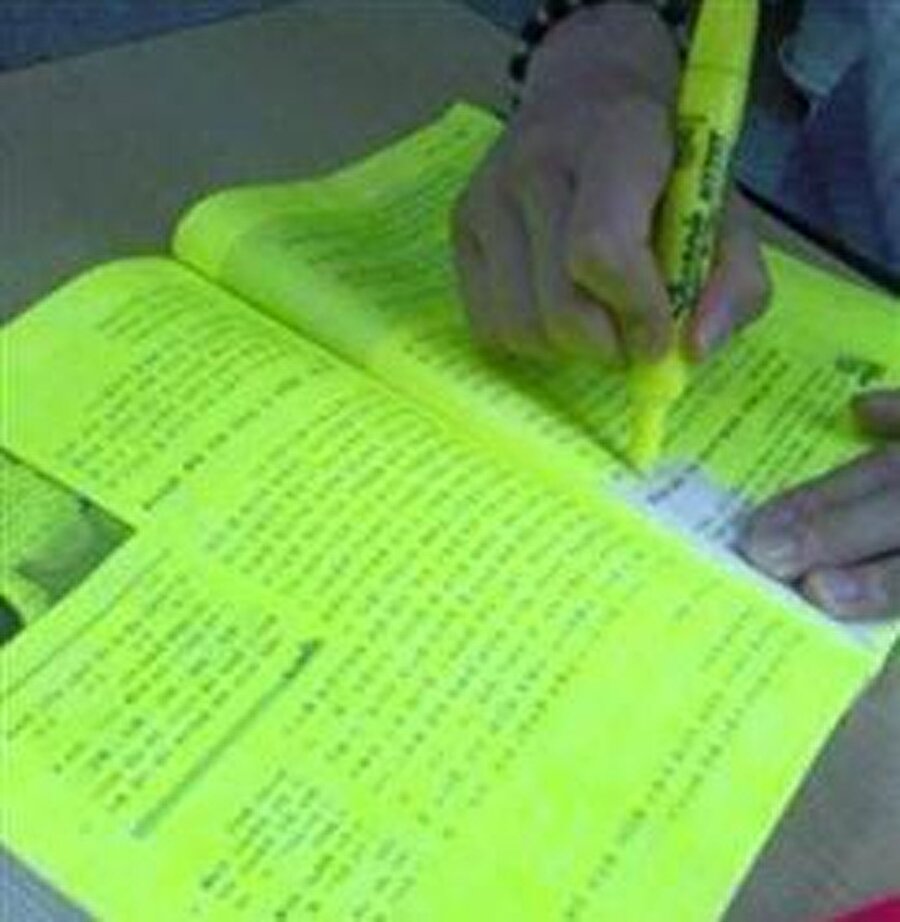 Notların üzerini sarı kalem ile çizerek çalıştığınızı zannedersiniz.