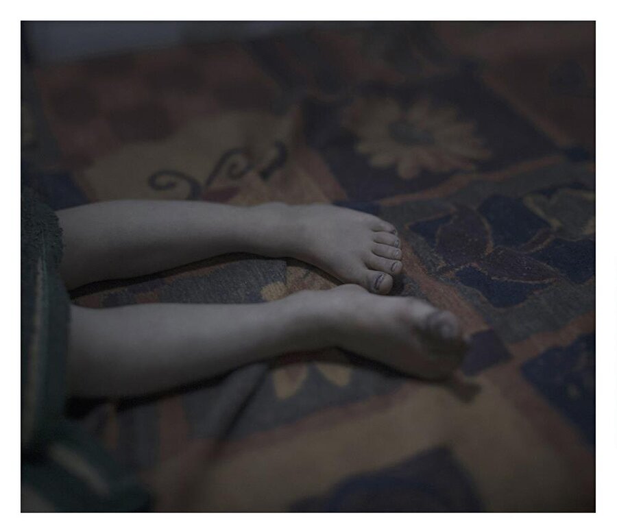 Gülistan, 6 yaşında Suruç -Türkiye
Gözleri kapatmak ve uyumak arasındaki fark var ve 6 yaşındaki Gülistan'da bunu iyi biliyor. Kobani'deki evini özlüyor ve "Burada değil evimde uyumak istiyorum" diyor.