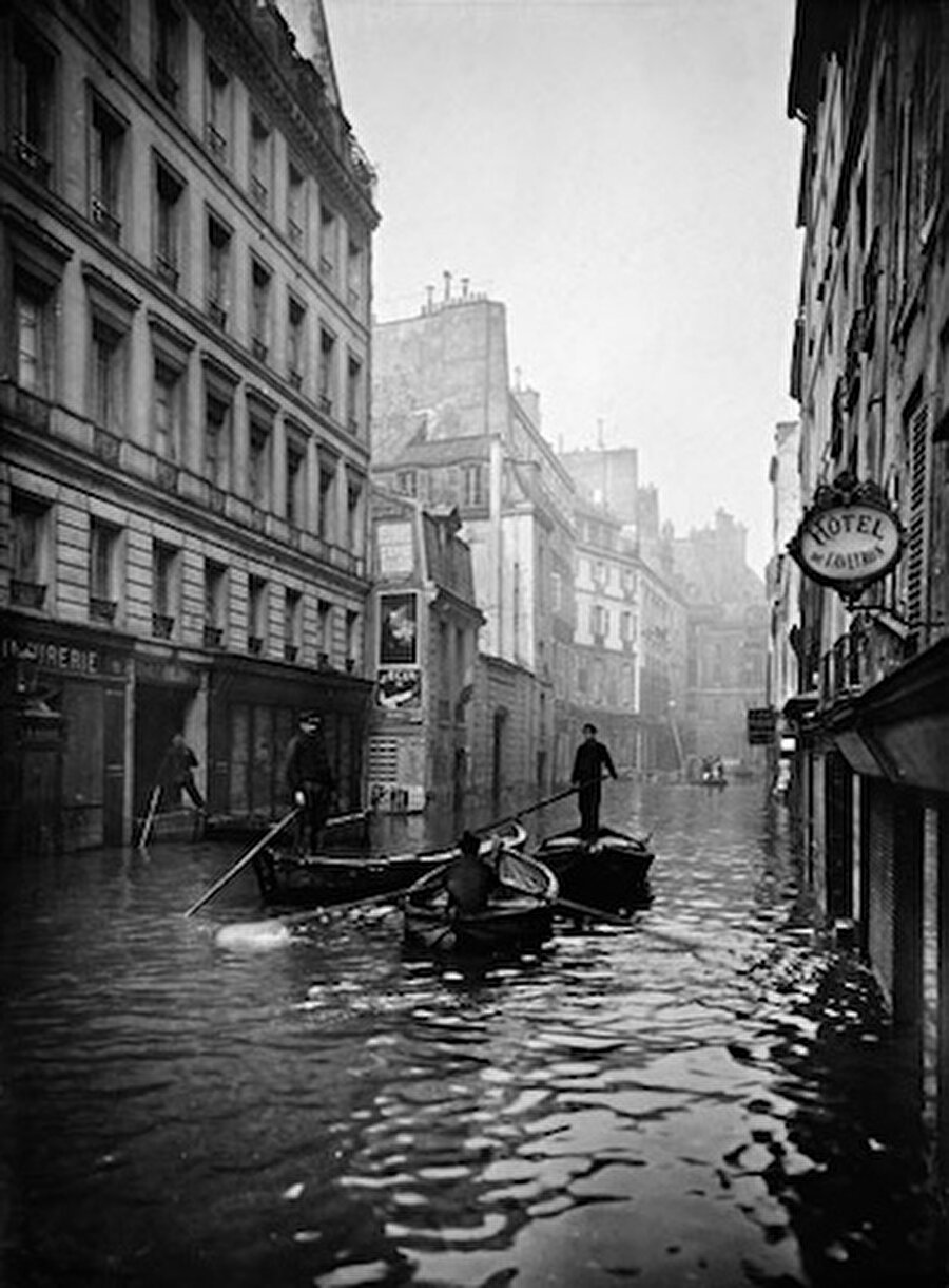 1910’da Paris'in ortasından geçen Seine nehrinin taşması ile meydana gelen bu sel baskını, nehrin su seviyesini olması gerekenden 8 metre daha yüksek hale gelmesiyle oluşmuş. 
