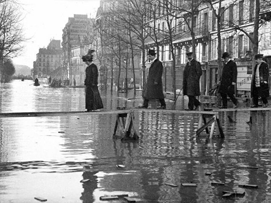 Tam bir hafta süren sel şehrin içindeki tünelleri, kanalizasyon ve su borularının hepsini etkisi altına almış. 

