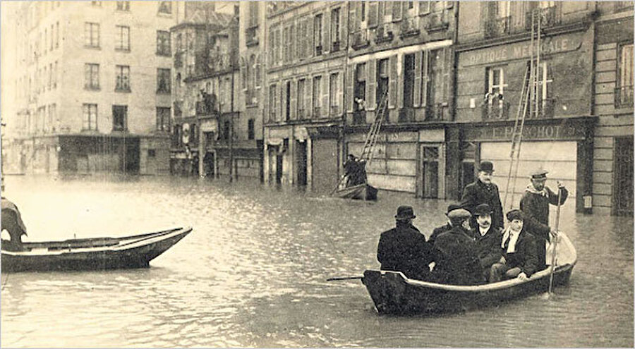 Bu süre içinde Paris halkı kayık ve teknelerle ulaşım sağlamış. İşte büyük Paris selinin ölümsüzleştirilen kareleri ..
