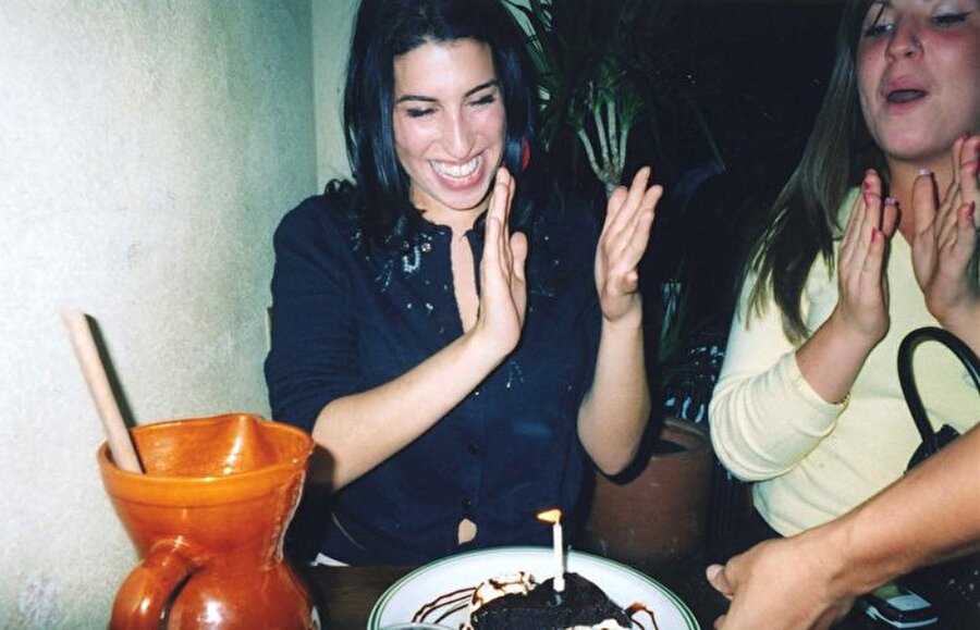 Amy
Büyük bir hayran kitlesine sahip olan Amy Winehouse'un hayranlarının hiç beklemediği bir anda, 2011 yılının Temmuz ayında, henüz 27 yaşındayken hayatını kaybetmesi üzerine herkesi yasa boğmuştu. Amy Winehouse'un hayat hikayesini beyazperdeye aktaran yönetmen Asif Kapadia'nın çektiği filmde, Winehouse'un daha önce görülmemiş görüntü ve ses kayıtları seyirci ile buluşturuyor.
