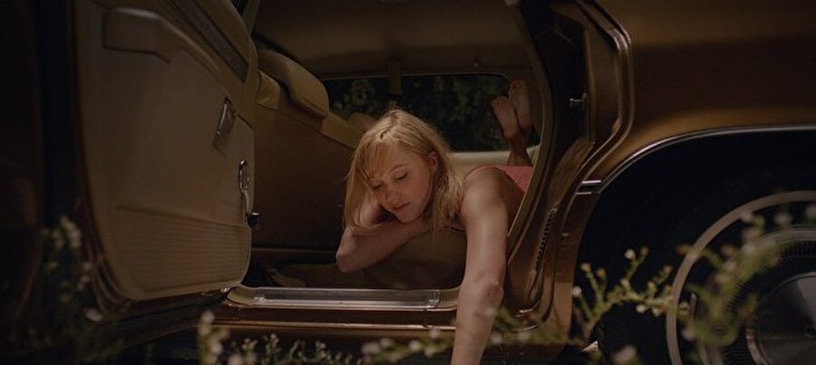 It Follows
Jay, yaşıtları gibi günlerini yakın arkadaşları ve ailesiyle geçirirken bir gün başına gelir ve kendini baygın bir halde bulur. Jay'in sıradan hayatı bu an itibarıyla deneyimlemeye başladığı tuhaf sanrılarla kabusa dönüşür. Peşinde birileri ya da bir şeyler tarafından izlendiğine emindir ve arkadaşlarıyla bir araya gelip kendini izleyen ürkütücü şeyden kurtulmanın bir yolunu bulmak zorundadır.
