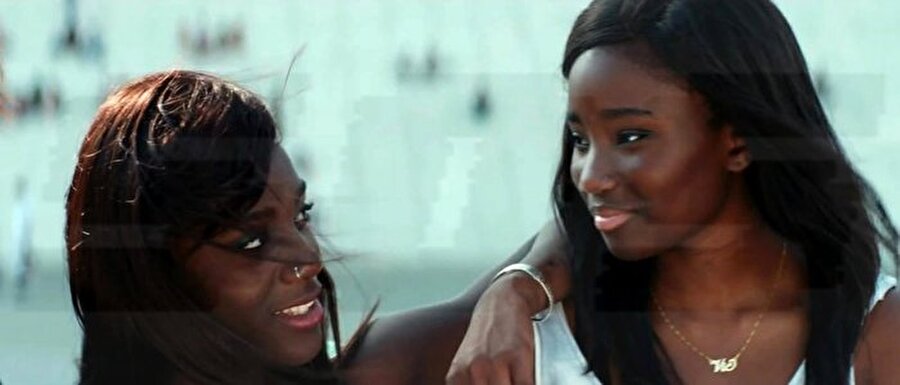 Girlhood
Marienne 16 yaşında kısıtlamalarla hayatını sürdürmeye çalışan bir gençtir. Mahalle baskıları, okul hayatının zorlukları ve arkadaşlarının yaşattığı psikolojik engeller nedeniyle bunalan Marianne bir gün beklenmedik bir anda hayat dolu üç kızla tanışır. Özgür ruhlu yeni arkadaşları sayesinde arkadaşlığı ve cesareti keşfedeceği yeni bir yolculuğa atılır.
