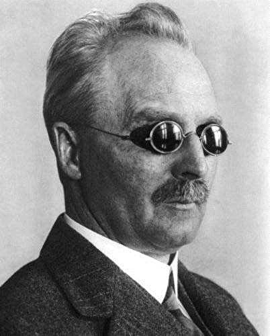 Nils Gustaf Dalén 
Dalén, 1912 Nobel Fizik Ödülü'nü 'Deniz Feneri' buluşu sayesinde kazandı. Dalen'in bu kadar basit bir buluşla Nobel Fizik Ödülü'nü kazanması bilim dünyası tarafından tepki çekti.
