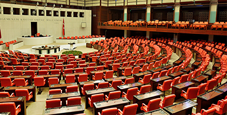 Türk tipi başkanlık sisteminde güçler ayrılığı nasıl işleyecek?
Başkanlık sistemi, kuvvetler ayrılığının egemen olduğu bir sistemdir. Burada yargı her halükarda bağımsız ve tarafsızdır. Başkanlık sisteminde önemli olan yasama ile yürütme arasındaki etkileşimlerdir. Hatta şunu söylemek lazım, parlamenter rejim, başkanlık sistemine göre yasama ile yürütme noktasında, daha fazla bir etkileşimi öngörüyor. Türk tipi başkanlık sisteminde kuvvetler ayrılığı yargı boyutuyla sorunlu değildir. Başkanın da yargıda atayacağı kişiler vardır. Parlamentonun da atayacağı kişiler vardır.