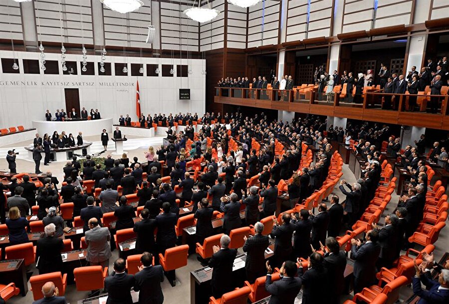 Türk tipi başkanlık sisteminde çift meclis mi düşünülüyor, tek meclis mi?
AK Parti'nin önerisinde tek meclis vardır. Amerika'da çift meclis federasyon olduğu için var. Federal devletlerde eyaletlerin ulusal parlamentoda temsili noktasındaki sorunları gidermek için, çift meclis bir zorunluluktur. AK Parti üniter devlet modeliyle birlikte başkanlık sistemi öneriyor, dolayısıyla AK Parti'nin önerisinde çift meclis sistemi yoktur.