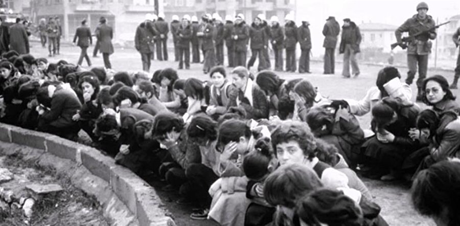 1980

                                    1 Ocak: Genelkurmay Başkanı Evren ile kuvvet komutanları Çankaya Köşkü'nde Cumhurbaşkanı Fahri Korutürk ile görüştü.

24 Ocak:
 '24 Ocak Kararları' olarak bilinen ekonomik program açıklandı. Yaşanan ekonomik istikrarsızlık, üretimin azalması ve karaborsacalığın oluşması gibi nedenlerin ortadan kaldırılması için kamu harcamalarının sınırlandırılması, ücretlerin düşürülmesi, serbest döviz kuru gibi ekonomik önlemlerin alınması kararlaştırıldı. Bunun için Süleyman Demirel, daha sonra Türk siyasi yaşamına damgasını vuracak bir ismi, Turgut Özal'ı Başbakanlık Müsteşarı olarak atadı. IMF ile bu kapsamda bir anlaşma imzalandı.

6 Nisan: Fahri Korutürk'ün cumhurbaşkanlığı süresinin sona ermesiyle TBMM'de seçim bunalımı başladı. CHP ve AP adaylarını son anda gösterdi. Seçimler sırasında hiçbir aday cumhurbaşkanı olmak için yeter oyu alamadı. Meclis onlarca defa tekrar oylama yaptı fakat bir türlü yeni cumhurbaşkanı seçilemedi.

11 Nisan: TRT İstanbul Radyosu prodüktörlerinden Ümit Kaftancıoğlu, 1980'de evinin önünde uğradığı silahlı saldırı sonucu öldürüldü.

27 Mayıs: MHP Genel Başkan Yardımcısı Gün Sazak, eşi ile gittiği bir ziyaretten dönüp arabadan eşyalarını indirirken Devrimci Sol militanlar tarafından çapraz ateşe alınarak öldürüldü.

17 Haziran: Genelkurmay Başkanı Kenan Evren, kuvvet komutanları ve Genelkurmay 2. Başkanı Necdet Öztorun'a kod adı 'Bayrak Harekatı' olan bir darbenin 11 Temmuz 1980'de gerçekleştirilmesi talimatını verdi.

24 Haziran: MHP Gaziosmanpaşa İlçe Başkanı Ali Rıza Altınok evinde, kızıyla birlikte öldürüldü.

2 Temmuz: 'Bayrak Harekatı' Süleyman Demirel hükümetinin güvenoyu almasıyla ertelendi. 

4 Temmuz: 
Kahramanmaraş'ta yaşanan Alevi-Sünni çatışmasına benzer olayların tekrarı Çorum'da yaşandı. Olaylarda resmi kayıtlara göre 57 kişi hayatını kaybetti.

15 Temmuz: CHP İstanbul milletvekili Abdurrahman Köksaloğlu İstanbul Şişli'deki işyerinde öldürüldü.

19 Temmuz: Eski Başbakan Nihat Erim, İstanbul Dragos'taki evinin yakınında Mahir Çayan ve arkadaşlarının intikamının alınması adına Dev-Sol militanları tarafından suikaste uğradı.

22 Temmuz: Maden-İş Sandikası genel Başkanı Kemal Türkler, İstanbul Merter semtinde silahlı saldırı sonucu öldürüldü.

28 Ağustos: '5 Eylül 1980'den itibaren her an hazır olunması' bildirilen 'Bayrak Harekatı' emirleri özel kuryelerle kuvvet komutanlarına teslim edildi.

5 Eylül: Dışişleri Bakanı AP'li Hayrettin Erkmen, TBMM'de gensoru ile düşürülen ilk bakan oldu.

6 Eylül: MSP Genel Başkanı Necmettin Erbakan tarafından İsrail'in Kudüs'ü başkent ilan etmesini protesto etmek amacıyla Konya'da düzenlenen mitingde söylenen sözler, TSK tarafından "şeriat amaçlı bir kalkışma girişimi" olarak değerlendirildi.

12 Eylül: Ordu ülkenin yönetimine el koydu. Genelkurmay Başkanı Evren ve kuvvet komutanlarından oluşan Milli Güvenlik Konseyi üyeleri darbe bildirisini TRT aracılığıyla duyurdu. Bildiride, "Türk Silahlı Kuvvetleri el ele vererek İç Hizmet Kanunu'nun verdiği Türkiye Cumhuriyeti'ni kollama ve koruma görevini yüce Türk milleti adına emir ve komuta zinciri içinde ve emirle yerine getirme kararını almış ve ülke yönetimine bütünüyle el koymuştur" ifadelerine yer verildi.

Mayıs 1980:Maraş, Çorum “olayları” başlatıldı. Bu olaylarda yüzlerce insan öldürüldü. Binlerce insan sakatlandı. İnsanlar evini, işini, bağını, bahçesini bırakıp kitleler halinde büyük kentlere göçe başladı.


Darbenin gece 03:00'te ilanından sonra aynı gün sabah saat 5:30'da Süleyman Demirel, Bülent Ecevit ve Necmettin Erbakan'a Genelkurmay Başkanı imzasıyla birer tebliğ gönderildi. 


Tüm tebliğlerde "TSK yönetime el koymuştur. Hükümetiniz feshedilmiş, parlamento üyeliğiniz düşmüştür. Talimatı getiren subayın ikazlarına uyunuz" ifadesiyle birlikte gidecekleri adresler belirtildi.


                                