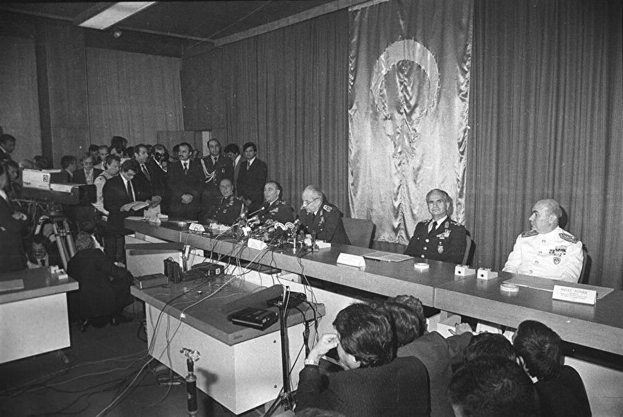 1977- Türkiye tarihine balyoz gibi bir bir inen sürecin kilometre taşları

                                    1 Mayıs: İstanbul Taksim Meydanı'nda düzenlenen İşçi Bayramı kutlamalarında kalabalığın üzerine meçhul saldırganlar tarafından bir binanın çatısından ateş açıldı. Hâlâ aydınlatılamayan ve tarihe 'Kanlı 1 Mayıs' olarak geçen olayda 33 kişi hayatını kaybetti.
13 Haziran: Dönemin başbakanı Süleyman Demirel istifa etti. Milliyetçi Cephe Hükümeti sona erdi.
29 Mayıs: İzmir Havaalimanı'nda Cumhuriyet Halk Partisi Genel Başkanı Bülent Ecevit'e silahlı saldırı düzenlendi. Sağ kurtulan Ecevit, kontrgerillayı suçladı.
21 Haziran: Hükümeti kurma görevini alan CHP lideri Bülent Ecevit kabineyi açıkladı.

                                