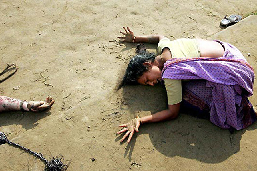 2004 Arko Datta
Hintli bir kadın, 26 Aralık 2004 günü meydana gelen Hint Okyanusu depremi ve tsunamisin de ölen yakını için ağlıyor.