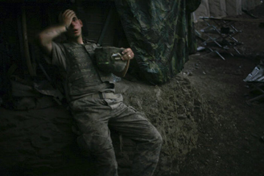 2007 Tim Hetherington
İngiliz foto muhabiri Tim Hetherington'ın Afganistan'da çektiği bu fotoğrafta sığınakta yorgun düşmüş Amerikan askeri görülüyor...