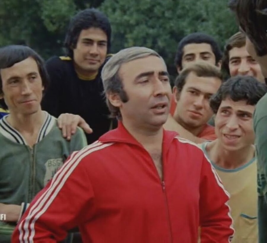 Oyunculuğu ise Ertem Eğilmez'in 1975 yılında çektiği Hababam Sınıfı filmindeki “Badi Ekrem” karakteri ile keşfedildi.
