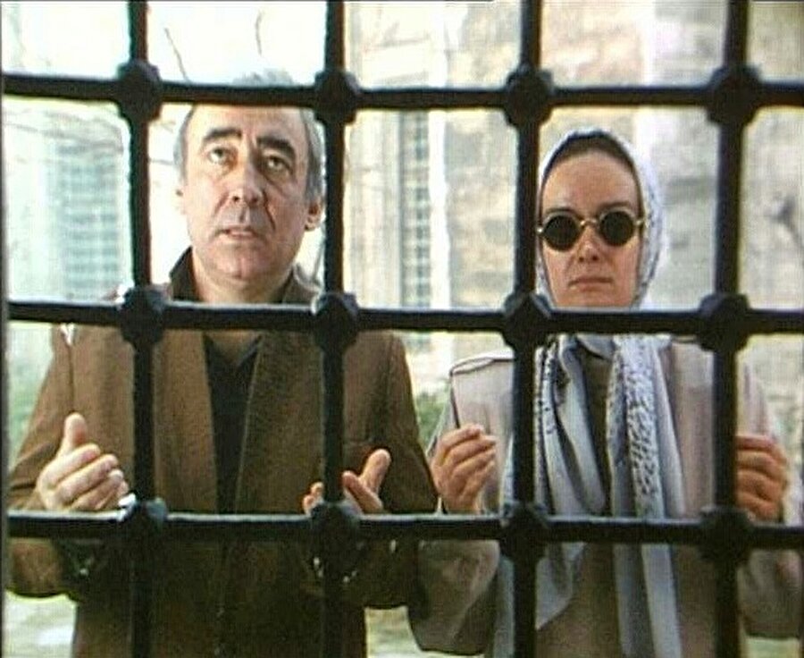 Ertem Eğilmez'in son filmi olan ve Türk sinema seyircisinin sinema önlerinde uzun kuyruklar oluşturduğu Arabesk filminde Müjde Ar ile başrolleri paylaştı. 