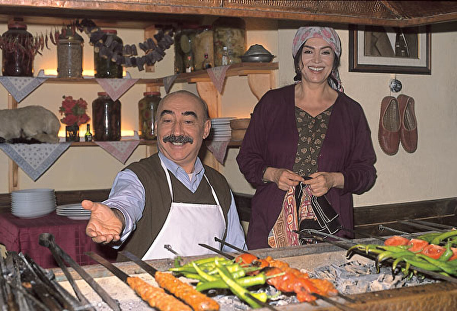 1998- 2001 yıllarında çekilen Gaziantepli kebap üstadı Ali Haydar'ı canlandırdığı İkinci Bahar dizisinde başrol aldı. Diğer başrol oyuncusu Hanım adlı Trakyalı bir mezeciyi canlandıran Türkan Şoray'dı.