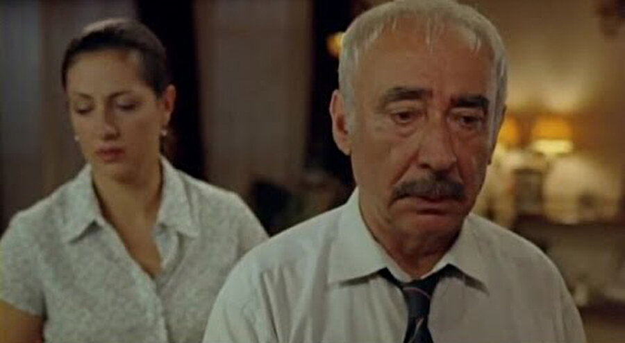 Ardından 2005'te yönetmenliğini Yavuz Turgul'un yaptığı Gönül Yarası filminde emekli öğretmen Nazım rolüyle 42. Altın Portakal Film Festivali'nde 'En İyi Erkek Oyuncu ödülü'nü kazandı.