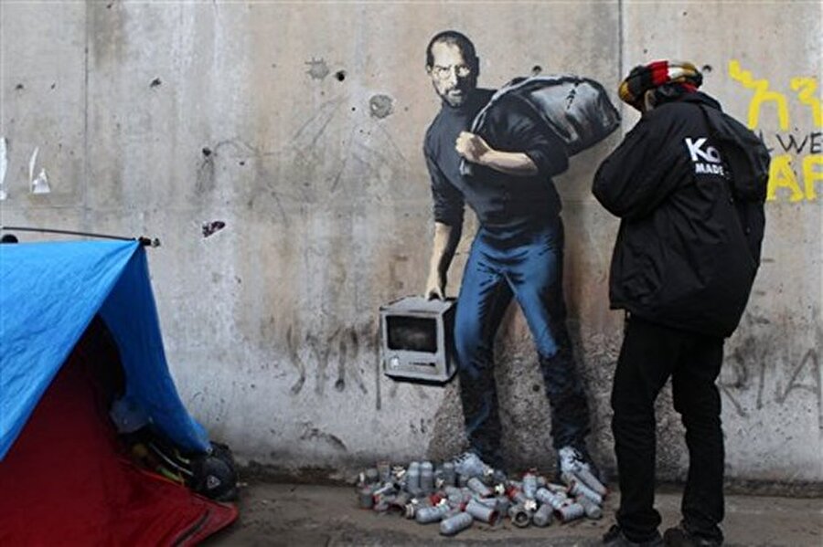 Banksy, Jobs'ın kurduğu Apple'ın dünyanın en karlı şirketi olduğuna ve yılda 7 milyar dolardan fazla vergi ödediğine dikkat çekti. 

