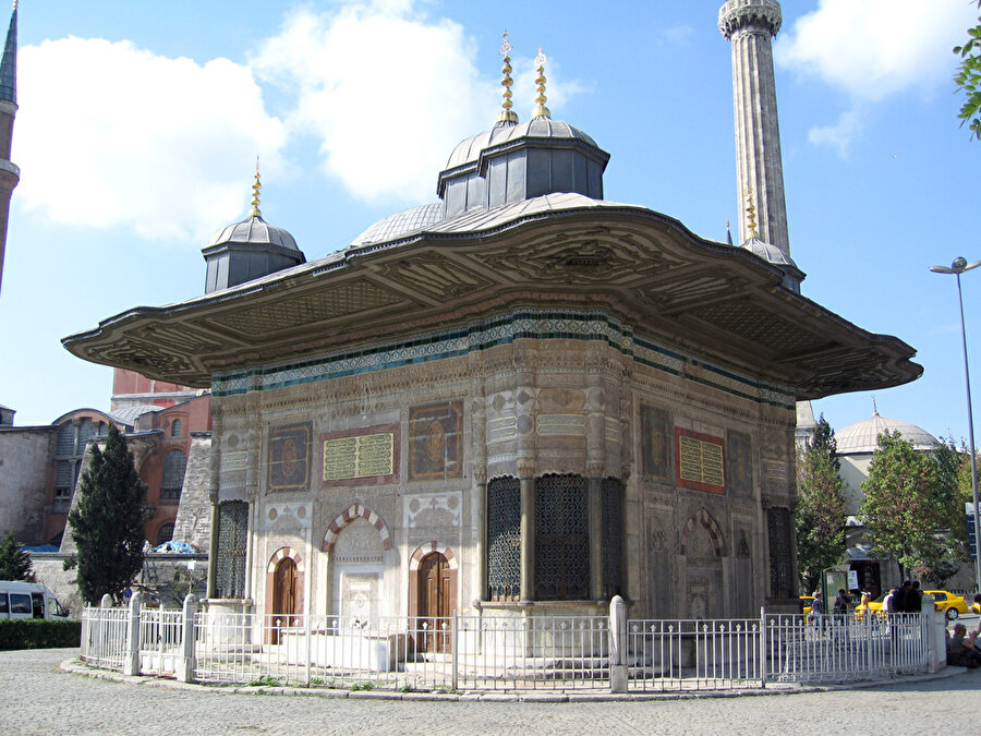 III. Ahmet Çeşmesi
III. Ahmet Çeşmesi, İstanbul'da Topkapı Sarayı'nın giriş kapısı ile Ayasofya arasında Nevşehirli Damat İbrahim Paşa'nın önerisiyle III. Ahmed tarafından Perayton isimli bir Bizans çeşmesinin yerine inşa ettirilen çeşmedir. Türk rokoko tarzının en güzel örneklerinden olan çeşmenin yapım tarihi 1729'dur. Mimar Ahmet Ağa tarafından yapılmıştır.

Çeşme köşeleri yumuşatılmış dikdörtgen bir plandadır. Köşelerde sebiller bulunan çeşme üzeri ahşap saçaklı bir çatı ile kapatılmıştır. Üst örtüde dıştan görülebilen kubbeler sadece görünüm amacı ile yapılmıştır. On dört kıtalık Kayseri ve Halep kadısı şair Seyyit Hüseyin Vehbi bin Ahmet'e ait kaside, sebillerin ve her kenarda bulunan çeşmelerin üzerine ta'lik hatla yazılmıştır. Üstte mukarnaslı bir kuşak, onun üzerinde de çini bir kuşak yer alır. Bu çiniler hem klasik motifleri hem de lale ve akantüs yaprakları gibi Avrupai motifleri ihtiva eder. Vazo içindeki çiçek motifleri batılılaşma ile Osmanlı bezemesinde görülmeye başlamıştır. III. Ahmed kütüphanesinde de bu çeşmedekine benzer süslemeler yer almaktadır.
