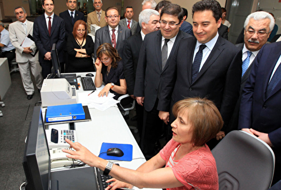 IMF'YE OLAN BORÇ BİTTİ
Türkiye, IMF ile bir dönemi kapattı. Hazine, 14 Mayıs´ta Türkiye´nin IMF'ye olan borcunun son taksidini ödedi. 422,1 milyon dolar tutarındaki bu ödeme ile, Türkiye´nin IMF´ye borcu sıfırlandı. Son 10 yılda IMF´ye toplam 23,5 milyar dolar ödeyerek borcunu bitiren Türkiye; bundan böyle IMF´de borç veren ülke oldu.