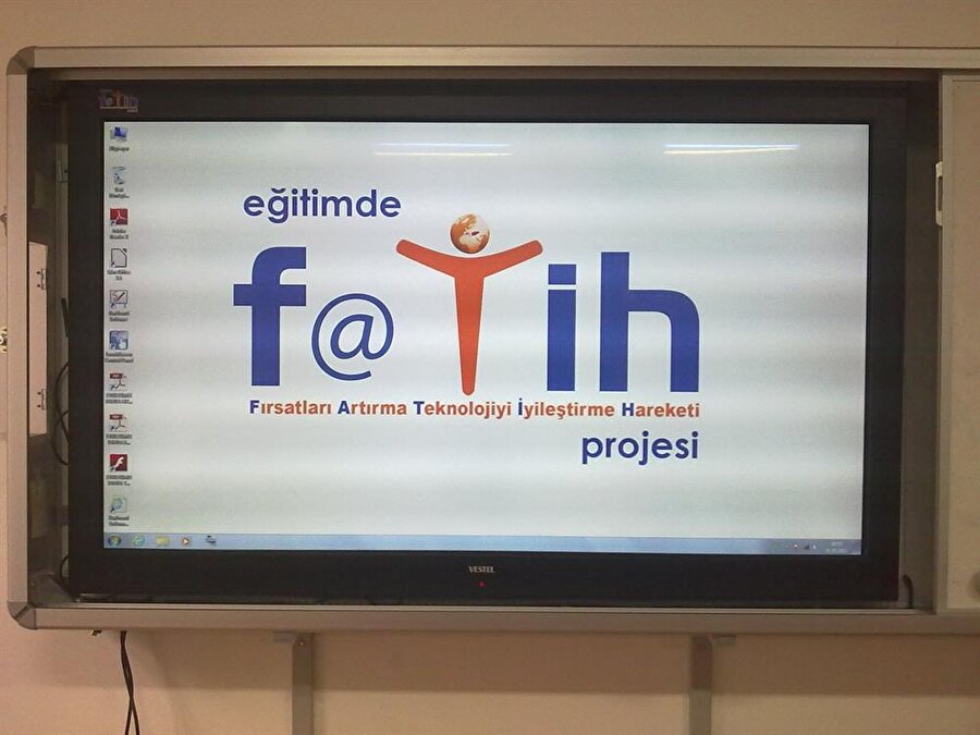 FATİH PROJESİ İLE EĞİTİMDE TEKNOLOJİK DEVRİM
Fatih projesi kapsamında 160 bin sınıfa akıllı tahta kuruldu ve 1 milyon civarında öğrenciye ve öğretmene tablet bilgisayar dağıtımı gerçekleştirildi.