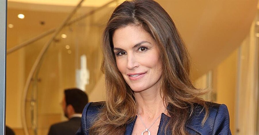 Cindy Crawford
Cindy Crawford'a gelince.... Birazdan öğrendiklerinizden sonra onunla çalışmak isteyeceksiniz. Crawford 2012 yılında Cadillac için objektif karşısına geçti bir çekimde. Çekimin sonunda da firma ona bir araba hediye etti. Yani bir Cadillac, Crawford ise "Sen ister misin. Benim bu arabaya ihtiyacım yok" diyerek Cadillac'ın anahtarlarını asistanına uzattı. Evet, yanlış okumadınız Cadillac'ı asistanına hediye etti.