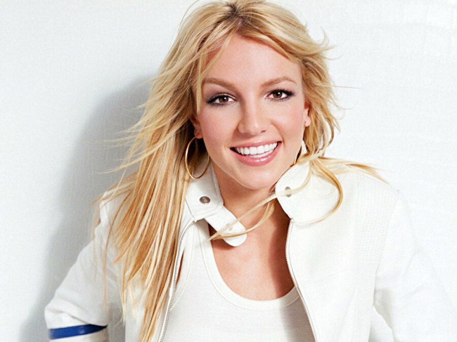 ​Britney Spears
Britney Spears ise bildiğiniz pasaklının önde gideniymiş. Eski yardımcıları ünlü şarkıcının yatağının altından yarısı yenmiş hamburgerler, kurabiyeler ve patates kızartmaları topladıklarını anlatmış. Spears eve geldiğinde üstünde başında ne varsa çıkarır hepsini de dolaba kaldırmadan dağınık bir şekilde bırakırmış.