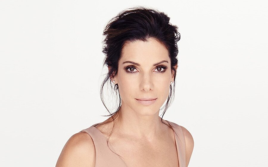 Sandra Bullock
Peki ya Sandra Bullock'un günün her saatinde perdelerini kapalı tuttuğunu ve yardımcılarını da bu konuda uyardığını biliyor muydunuz? Bu iddialara göre Bullock, evinin birileri tarafından gözetlenmesinden korktuğu için kendince böyle bir önlem alıyormuş.