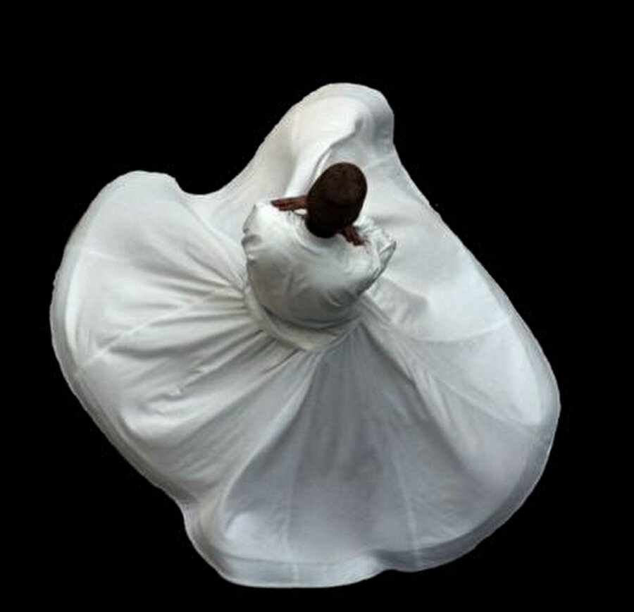 Semazenin üstündeki beyaz kıyafete "Tennure” denir kefeni simgeler.​
