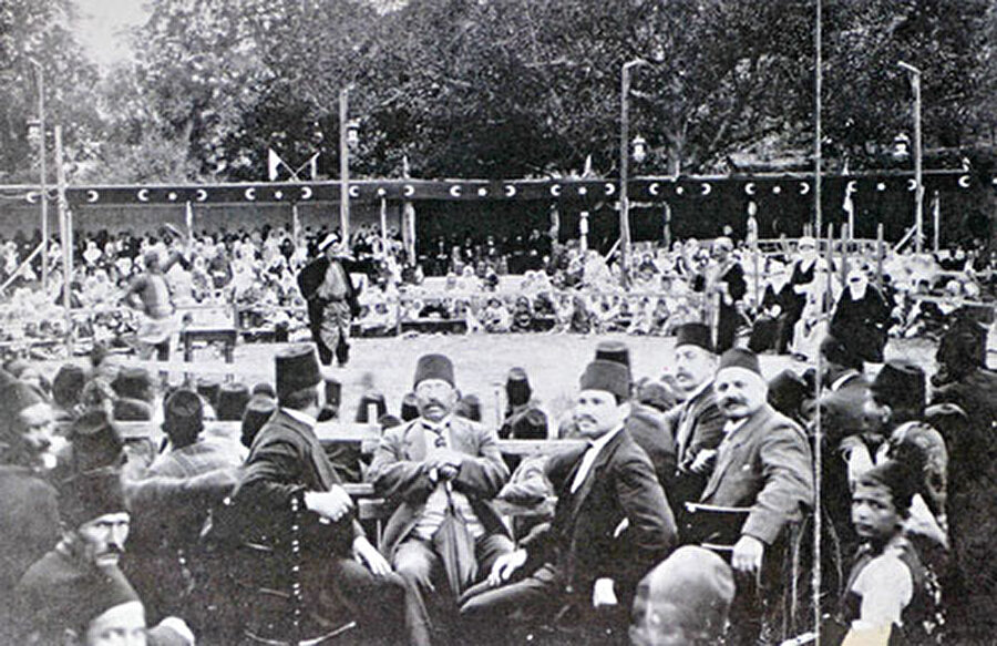 Gösterilerde kullandıkları eşyalar
Meddahlar olayları canlandırırken seyircinin rahatça görebileceği şano türü yüksek bir yere oturur. Bir ellerine mendil bir ellerine değnek alırlar. Değneği tüfek, süpürge, at gibi şeyler yerine aksesuar olarak kullanır. Mendille çeşitli etnik grupların ve çeşitli meslekten kişilerin giyimlerini, başlıklarını taklit eder, mesela zenne taklidi sırasında mendil başörtüsü olur, mendilin bir işlevi de değişik sesler çıkarmada yardımcı olmasıdır.