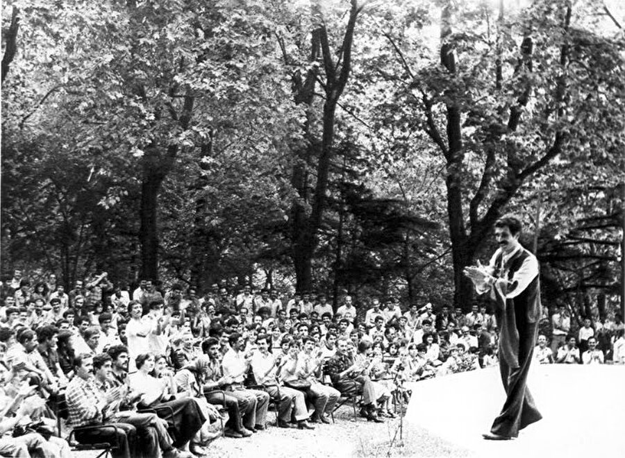 18. yy'da gazete işlevi görmüşlerdir.
18. yüzyıl'da meddahların öykü anlatmak yanında resmi haber kaynağı gibi devletçe alınan kararları aktardıklarını ve bir tür gazete işlevi gördükleri bilinmektedir.