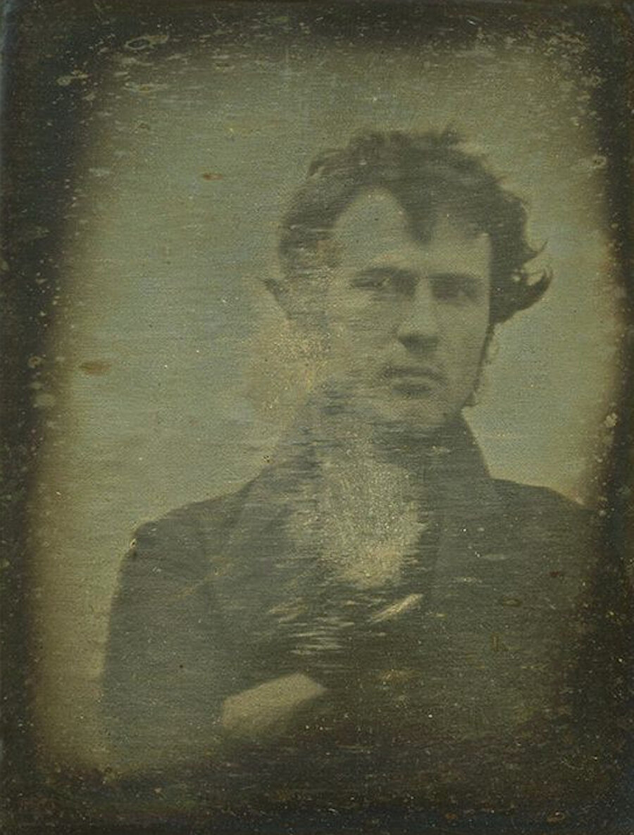 İlk selfie 
İlk selfie fotoğrafı 1839 yılında Alman kimyager Robert Cornelius tarafından çekilmiştir. Bu fotoğraf aynı zamanda çekilen ilk insanlı fotoğraf olma özelliğini de taşımaktadır.