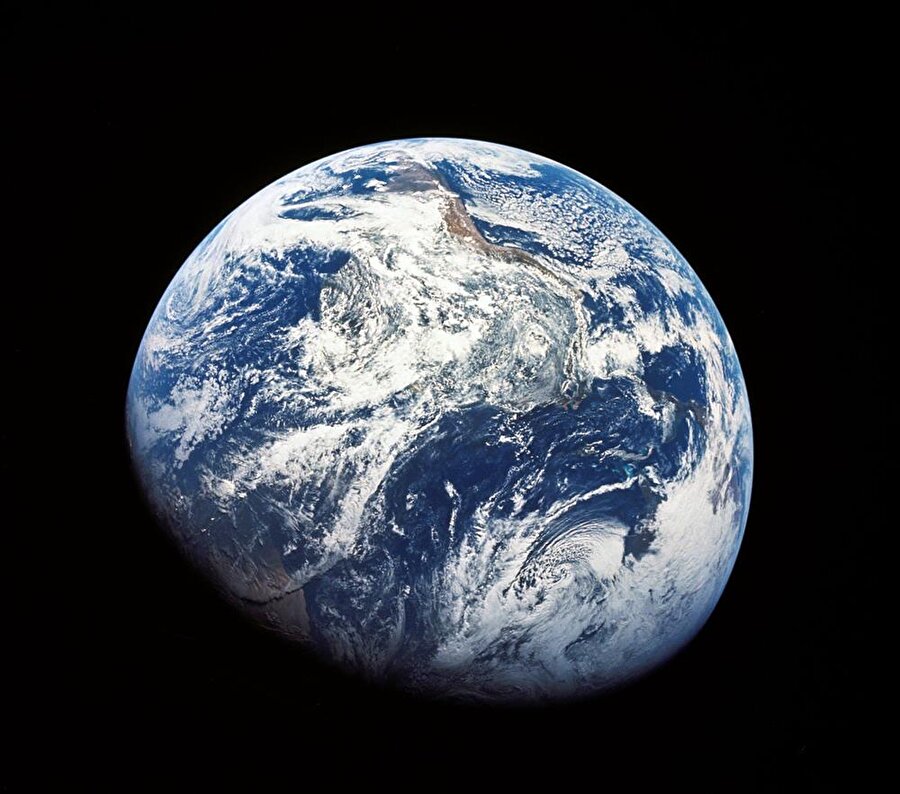 "Dünya"nın ilk fotoğrafı
Gezegenimizin ilk fotoğrafı 1968 yılında Apollo 8 uzay mekiği tarafından çekilmiştir.