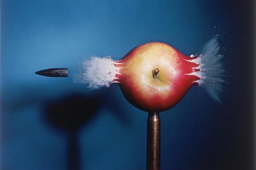 İlk yüksek hızlı fotoğraf
Profesör Harold Edgerton 1940 yılında elmayı delip geçen kurşunu özel bir mekanizmayla fotoğrafını çekmeyi başarmıştır. Bu başarı bilimden sanata bir çok alanda işe yaramıştır.