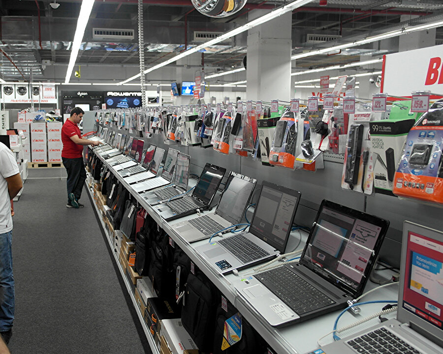 Tüketici Elektroniği
Cep telefonu, bilgisayar, yazıcı vb birçok elektronik eşyayı bazı kampanyalarda piyasadan daha ucuza bulmak ve ürünü almak için mağazaya gitmemek tüketiciler için büyük kolaylık sağlıyor. Bundan dolayı tüketici elektroniği internetten en çok satın alınan ürünlerin 9. sırasında yer alıyor.