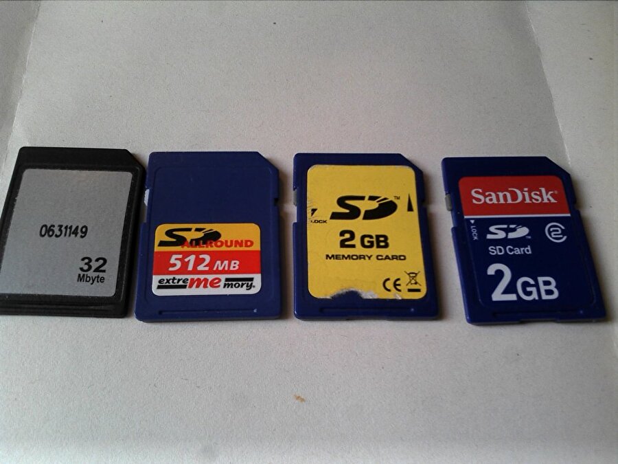 Bir zamanlar SD cardlar.
O zamanlar bu kartlara kaç tane mp3 sığar, kaç tane resim/video sığar diye hesaplıyorduk :)