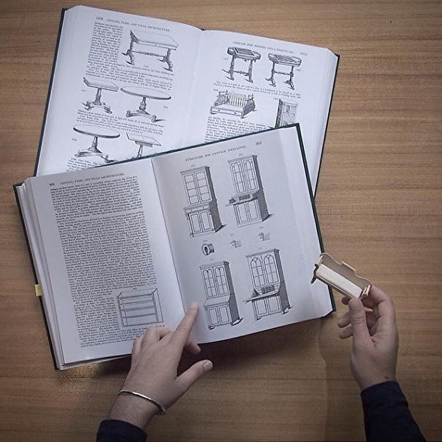 Bu mobilyaları yaparken tasarımla ilgili kitapları özenle inceliyor
