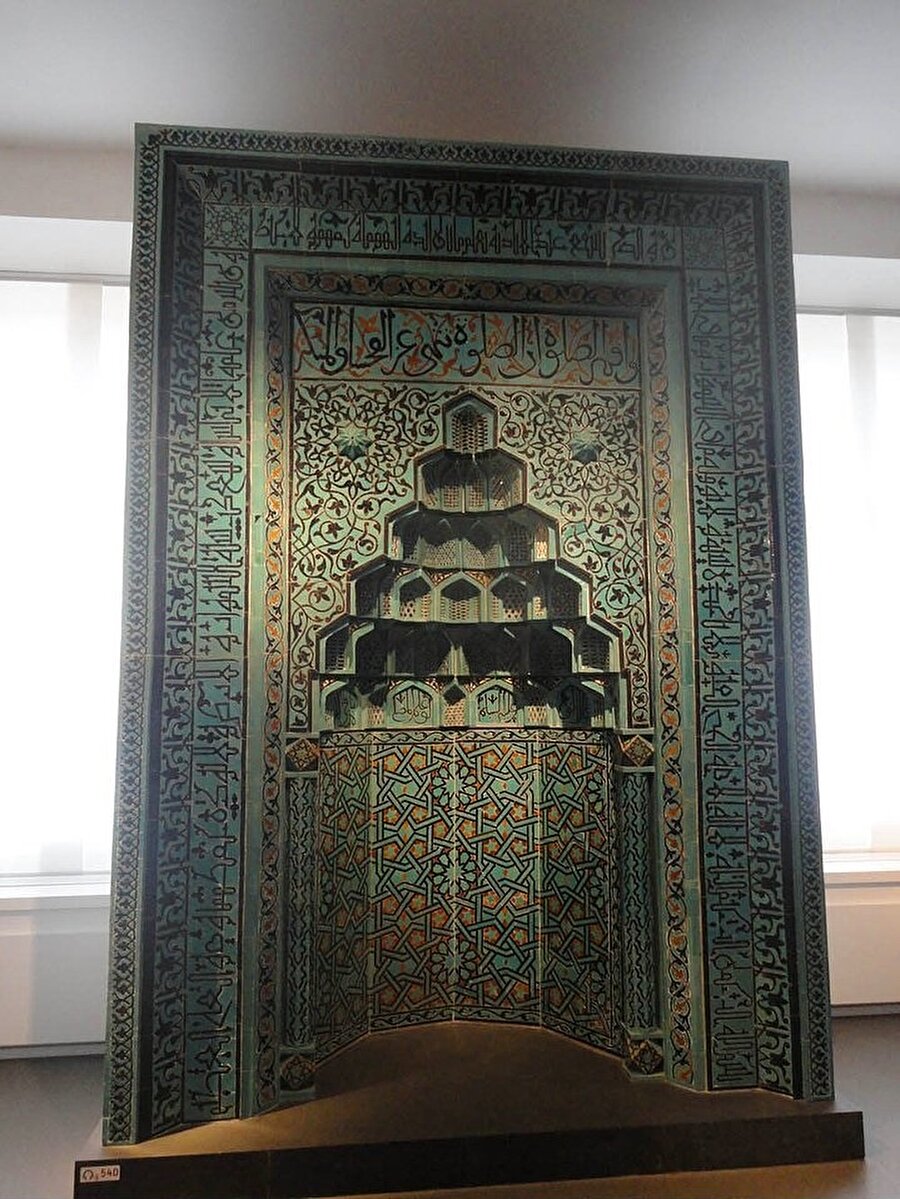 Beyhekim Camisi Mihrabı
Konya'da 13. Yüzyılda yapıldığı bilinen Beyhekim Camisi'nin çini mozaikli mihrabı, 1907 yılında yasa dışı yollarla yurt dışına götürüldü. Cami mihrabı Berlin'deki Pergamon Müzesinin İslam Eserleri Bölümü'nde sergileniyor. Bu eserin geri alınması ile ilgili görüşmeler halen sürmektedir.