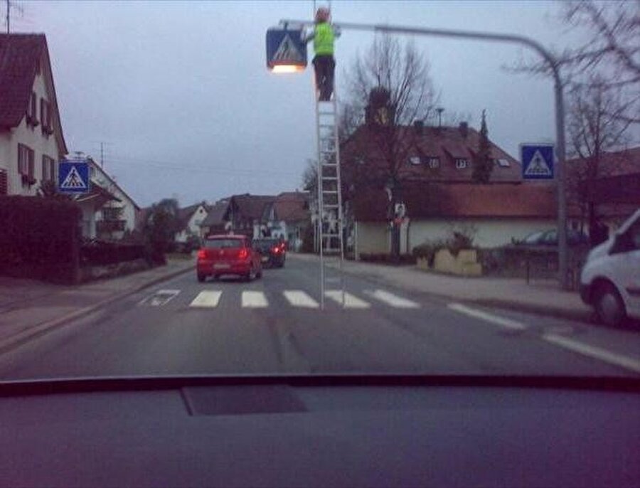 Güvenlik kelimesini sadece kapılarda duran güvenlik görevlisi zannettiği için
