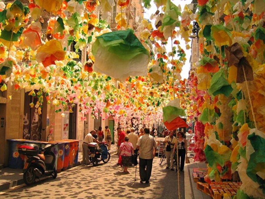 Vila de Gracia  Barselona/İspanya

                                    Her Ağustos ayında burada Fiesta Mayor de Garcia adında bir festival düzenleniyor. Sokaklar yerel çiçekler gibi mazlemeler ile süslenerek rengarek bir hale bürünüyor. Ve her caddenin kendine özel bir teması var. Bu festival için tamamen el yapımı deniliyor.
                                
