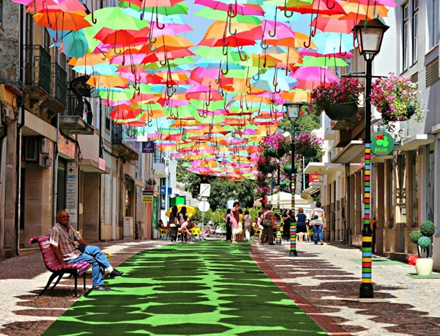 Floating Umbrella Caddesi Agueda/Portekiz

                                    Rengarek olan bu güzel şemsiyeler ilk olarak 2012 yılında kendini bu caddede göstermeye başladı. Güneşten korumasının yanında 1964 yapımı olan Mary Poppins adındaki fantastik müzikal filmi hatırlattığı söyleniyor.
                                