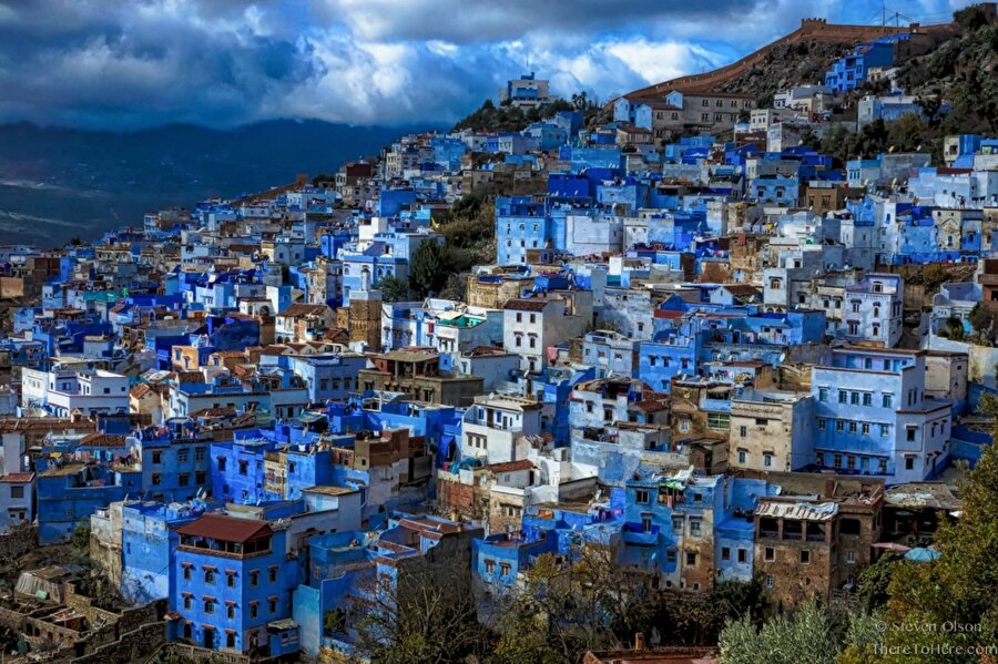 Medina Chefchaouen Marokko

                                    Marokko'nun kuzeyinde bulunan bu semt neredeyse tamamen maviye boyalı. Nedeni 1930 yılında şehre yerleşen yahudiler için mavi renginin kutsal olması ve cenneti anımsatması. Mavi renginin bu insanlara, Yaratıcıyı ve gökyüzünü hatırlattığı söyleniyor. Günümüzde bu şehirde yaşayan Yahudi sayısının sembolik olmasına rağmen, maviye boyalı olma özelliğini koruyor.
                                