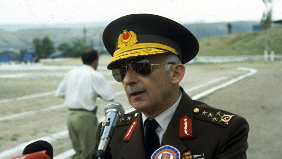 Jandarma Genel Komutanı Teoman Koman
1956 yılında Harp Okulu'ndan asteğmen olarak mezun oldu. Türk Silahlı Kuvvetleri'nde çeşitli kademelerde görev yaptıktan sonra 1980-1984 yılları arasında tuğgeneral, 1984-1988 yılları arasında tümgeneral, 1988-1992 yılları arasında korgeneral, 1992-1996 yılları arasında orgeneral rütbesiyle hizmet verdi. Orgeneral olarak 3. Ordu Komutanlığı ve Jandarma Genel Komutanlığı yaptı ve 1997 yılında bu görevden emekli oldu. 29 Ağustos 1988 ile 27 Ağustos 1992 tarihleri arasında Milli İstihbarat Teşkilatı Müsteşarlığı yaptı.