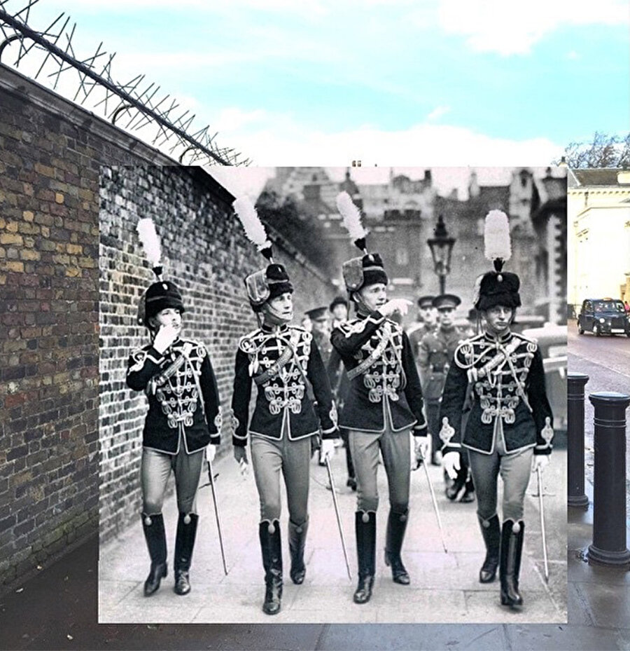 
                                    Londra sokaklarındaki genç askerler.
                                