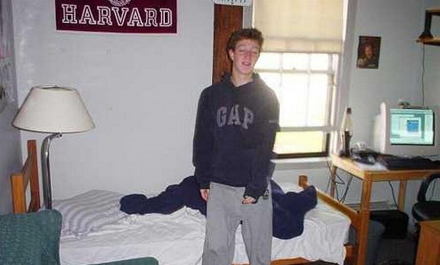 Evet evet, yanlış görmüyoruz bu tam olarak Mark Zuckerberg

                                    
                                    
                                    
                                    
                                    
                                    
                                    Süreç yazdığımız gibi tam olarak 2003 yılında bu şekilde Harvard yurt odasında başladı. Zuckerberg, "Face Mash" isimli bir program kurdu. Harvard'ın okul yönetimindeki öğrenci listesini ele geçirdi. Facebook aslında ilk açıldığı zamanlar bir şekilde 'güzel' veya 'güzel değil' uygulamasıydı. Facebook açıldıktan 4 saat sonra tam 22.000 kişi tarafından ziyaret edildi. Ancak ertesi gün Harvard telif hakkı ve güvenlik zafiyetini öne sürerek sitenin kapatılmasını emretti.
                                
                                
                                
                                
                                
                                
                                