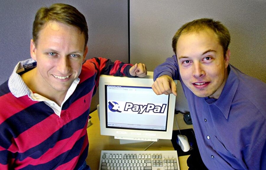 İlk dışarıdan yatırım 

                                    
                                    
                                    
                                    
                                    
                                    
                                    Facebook bu ofise taşındığında ilk dışarıdan yatırımını Paypal'dan aldı. Paypal toplam 500.000 dolar değerinde bir yatırım yaptı. Mayıs 2005'te Facebook 13.7 milyon dolar fonlamaya yükseldi.
                                
                                
                                
                                
                                
                                
                                