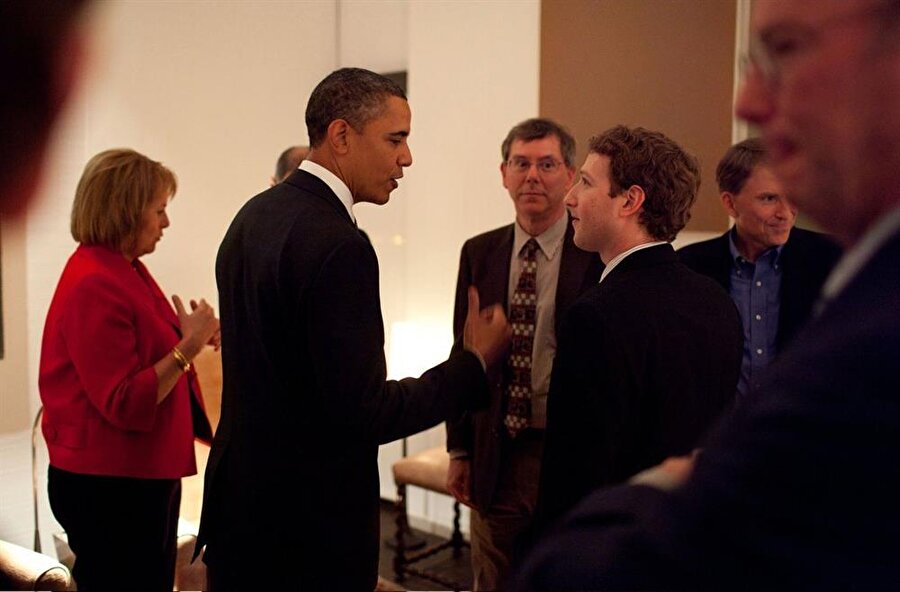 Zuckerberg'in siyasi yapıya katılımı 

                                    
                                    
                                    
                                    
                                    
                                    
                                    Zuckerberg 2011 yılında Mısır ayaklanmasında Facebook ve sosyal ağların üzerinden bağlantı kurulması üzerine her yıl dünya liderleriyle görüşerek politikanın içerisinde bulunuyor.
                                
                                
                                
                                
                                
                                
                                