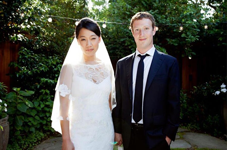 Priscilla Chan 

                                    
                                    
                                    
                                    
                                    
                                    
                                    Chan, Harvard öğrencisiydi. Aynı zamanda Zuckerberg'in uzatmalı sevgilisi. 2012 yılında Zuckerbeg, Chan ile evlenmeye fırsat bulabildi.
                                
                                
                                
                                
                                
                                
                                