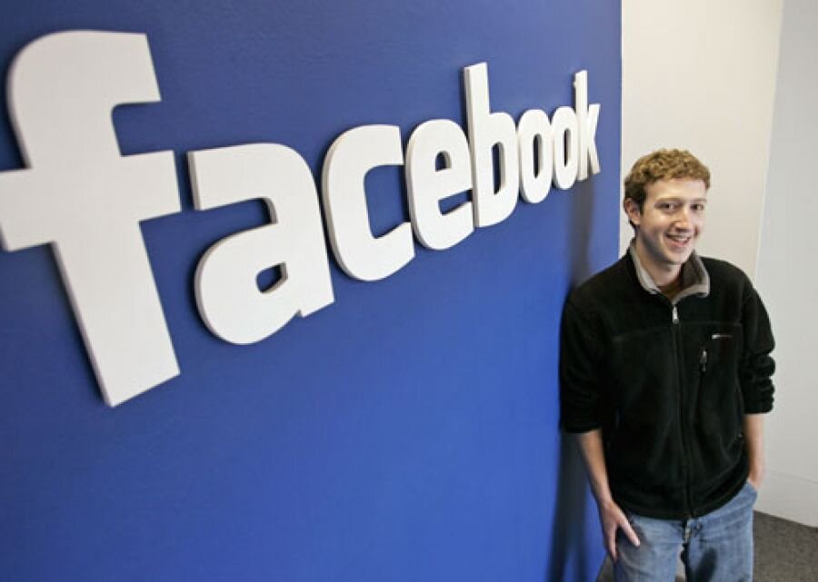 Zuckerberg misyonu 

                                    
                                    
                                    
                                    
                                    
                                    
                                    Mark Zuckerberg, dünyanın her yerindeki insanları birbirine bağlama misyonunu edinerek şirketi büyütüyor. Zuckerberg, Facebook'un halka arzında yatırımcılara basitçe bir mektup yazdı. Zuckerberg, mektubunda; "Basitçe söylemek gerekirse: biz para kazanmak için hizmetler üretmiyoruz, daha iyi hizmet vermek için para kazanıyoruz."şeklinde yatırımcılara görüşünü belirtti.
                                
                                
                                
                                
                                
                                
                                