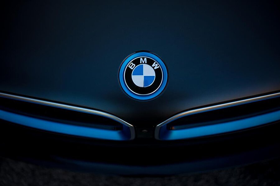 BMW

                                    
                                    
                                    
                                    BMW markasının logosu ise Birinci Dünya Savaşı'ndan gelmekte. Uzun hali “Bayerischen Motoren Werke" olan marka Birinci Dünya Savaşı'da uçak motoru üretmekteydi. Markadaki dört alan dönen uçak pervanesini simgelemektedir.
                                
                                
                                
                                