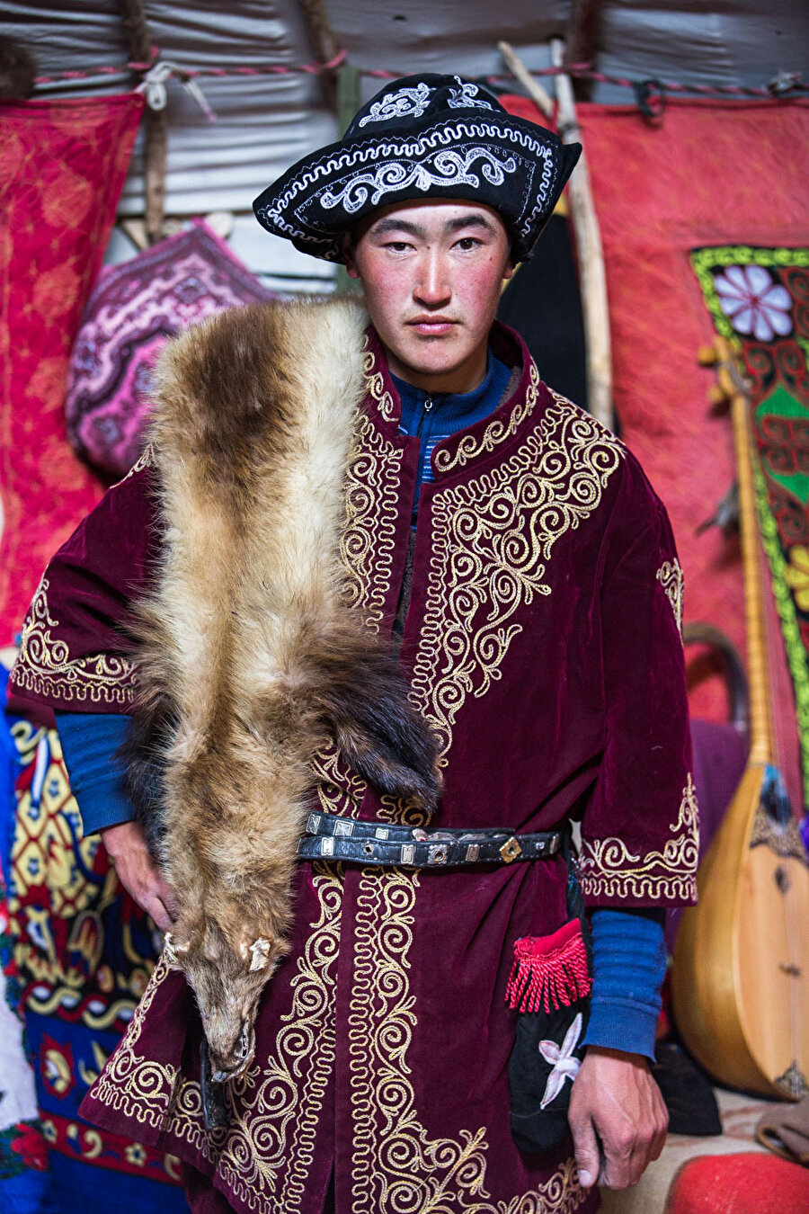 
                                    
                                    Avcıların giydiği geleneksel giysiler de kartallarının yakaladığı tilki, kurt, sincap gibi hayvanların derilerinden yapılır.
                                
                                