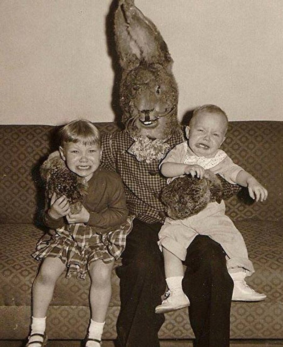 Bu kostümü tasarlayan adam herhalde ya kör olmuş yada hayatında hiç tavşan görmemiş.